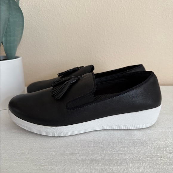 FitFlop Black Leather with Tassels Slip On Loafers - Picture 1 of 12